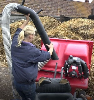 Replacing the paddock cleaner hose after use
